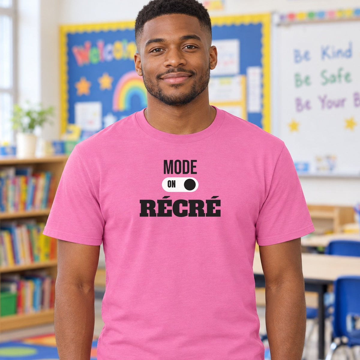 Man wearing the azalea Mode récré graphic tee