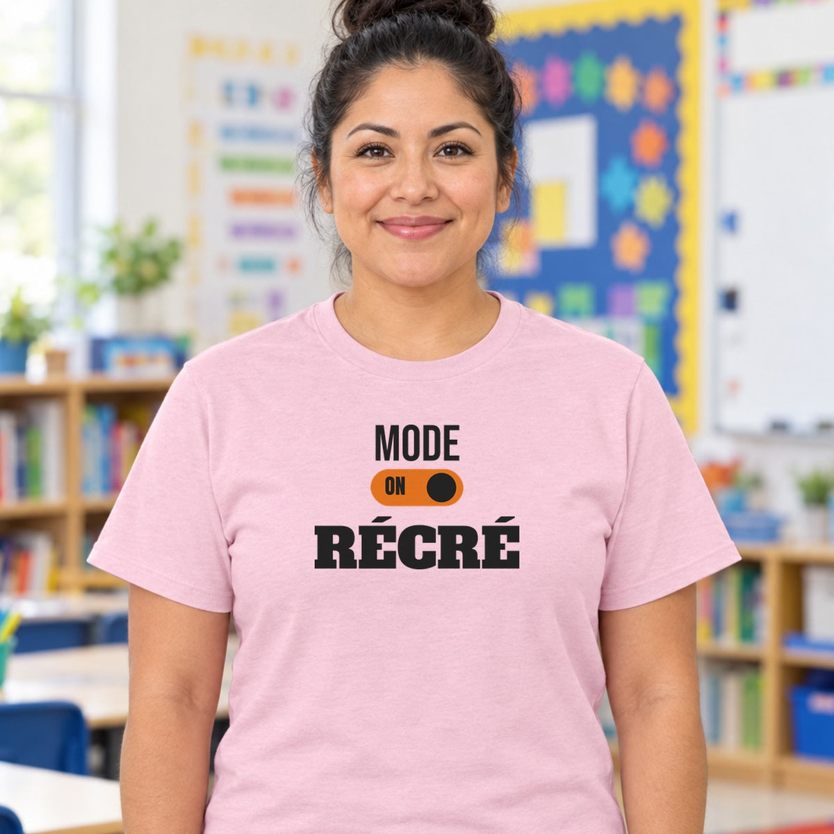 Woman wearing the light pink Mode récré graphic tee