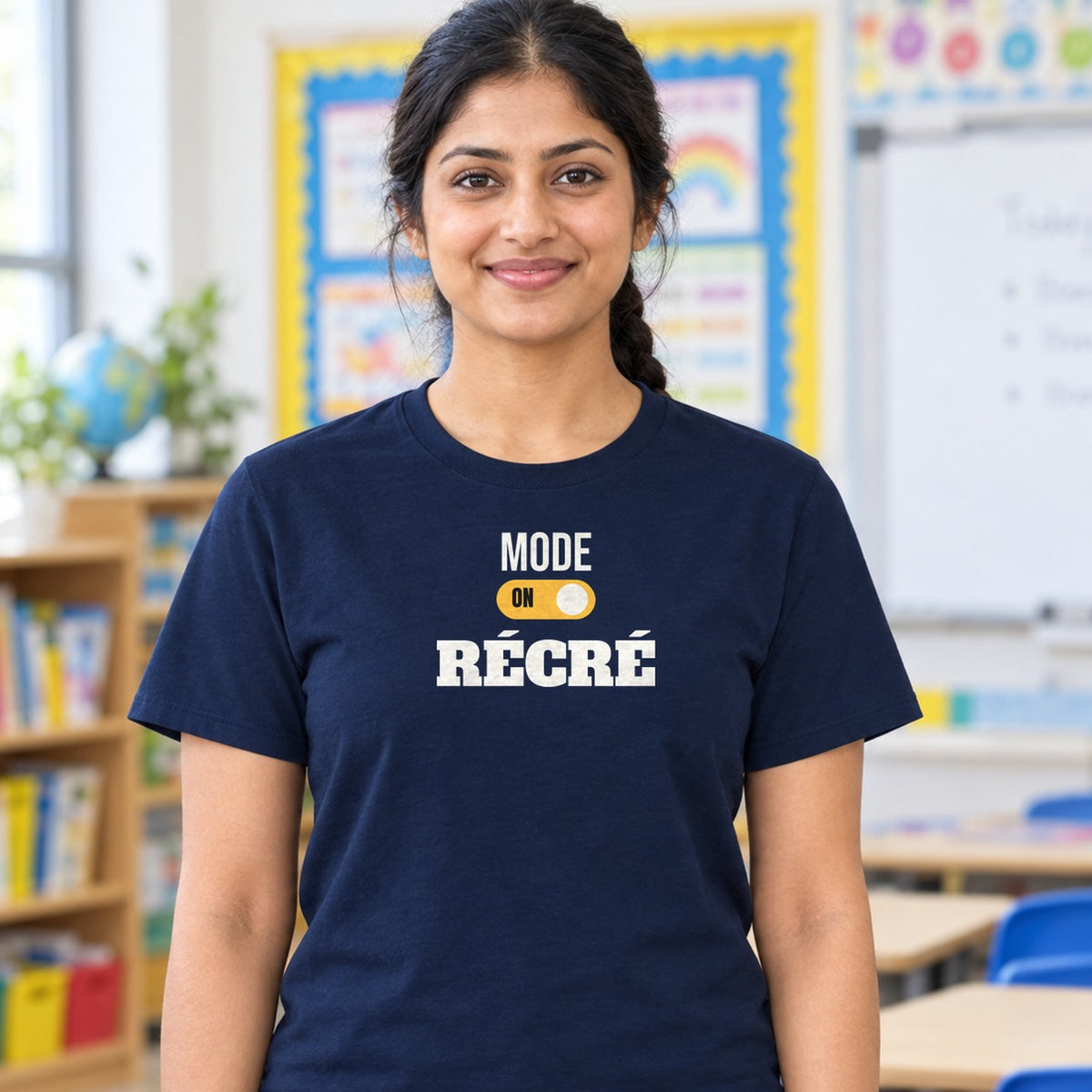 Woman wearing the navy Mode récré graphic tee