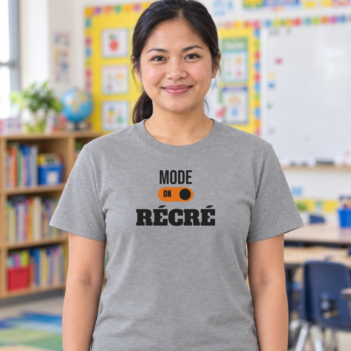 Woman wearing the sport grey Mode récré graphic tee