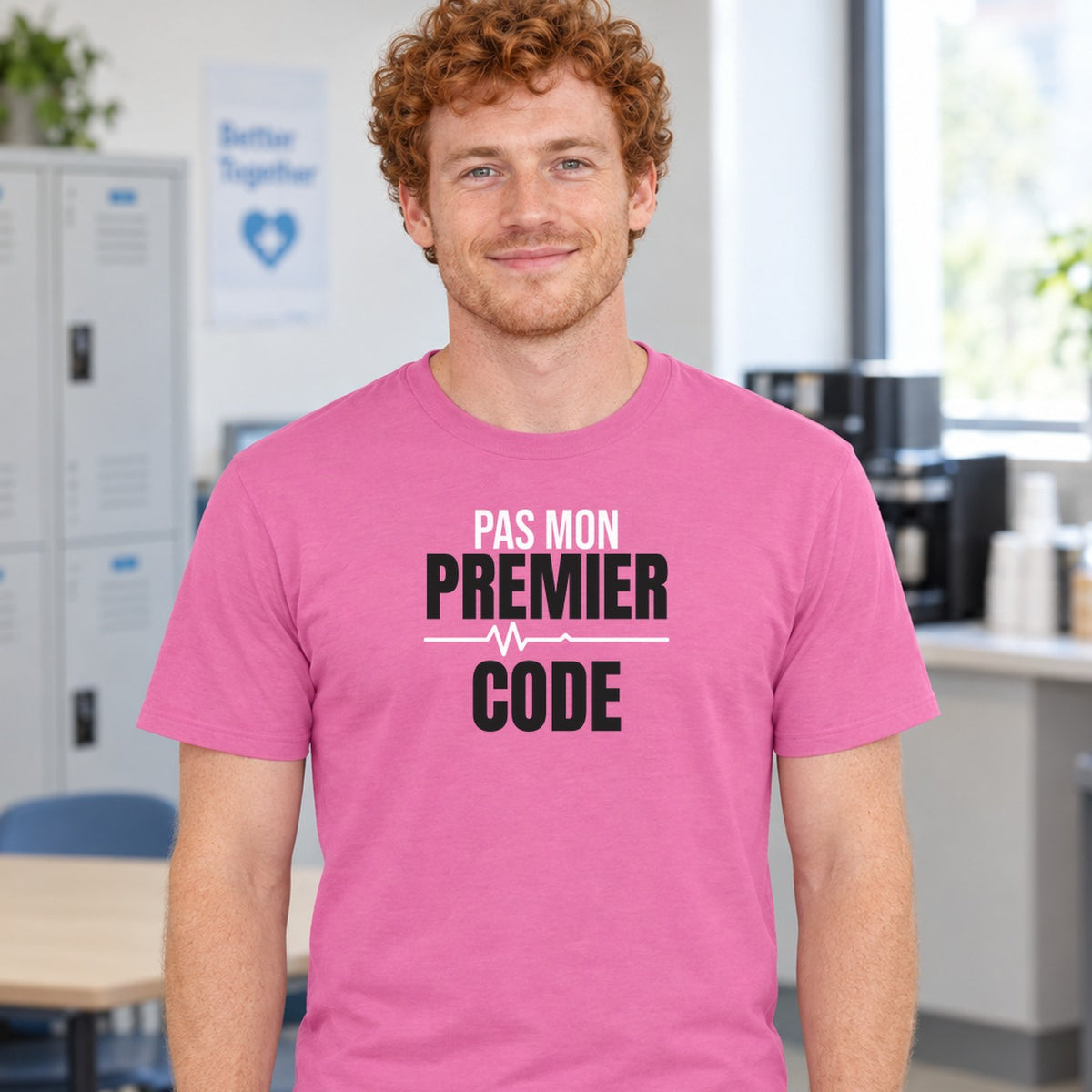 Man wearing the azalea Pas mon premier code graphic tee