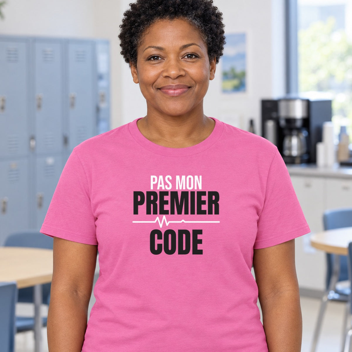 Woman wearing the azalea Pas mon premier code graphic tee