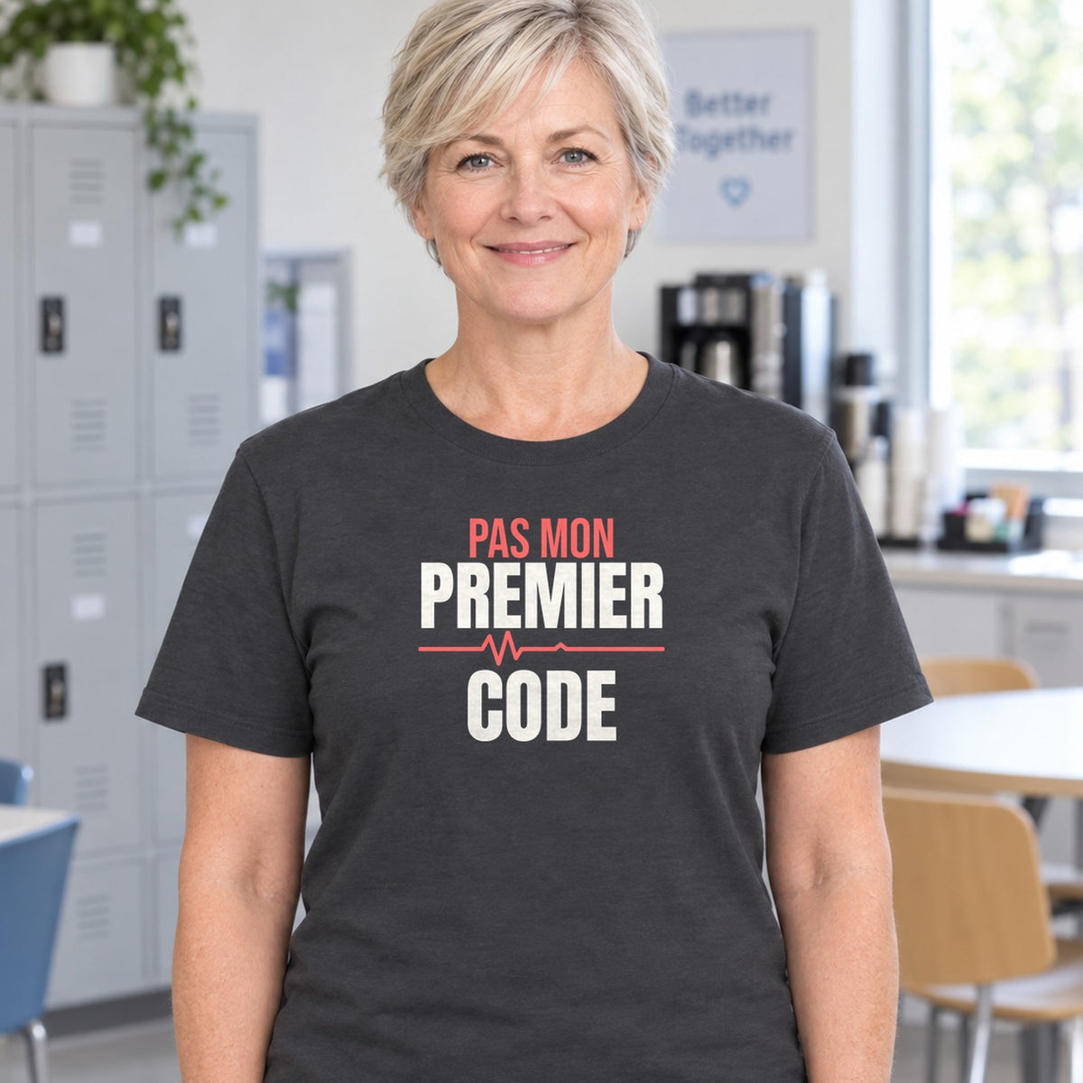 Woman wearing the charcoal Pas mon premier code graphic tee