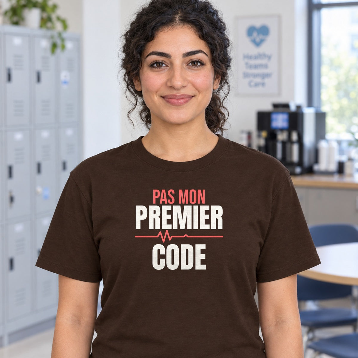 Woman wearing the dark chocolate Pas mon premier code graphic tee