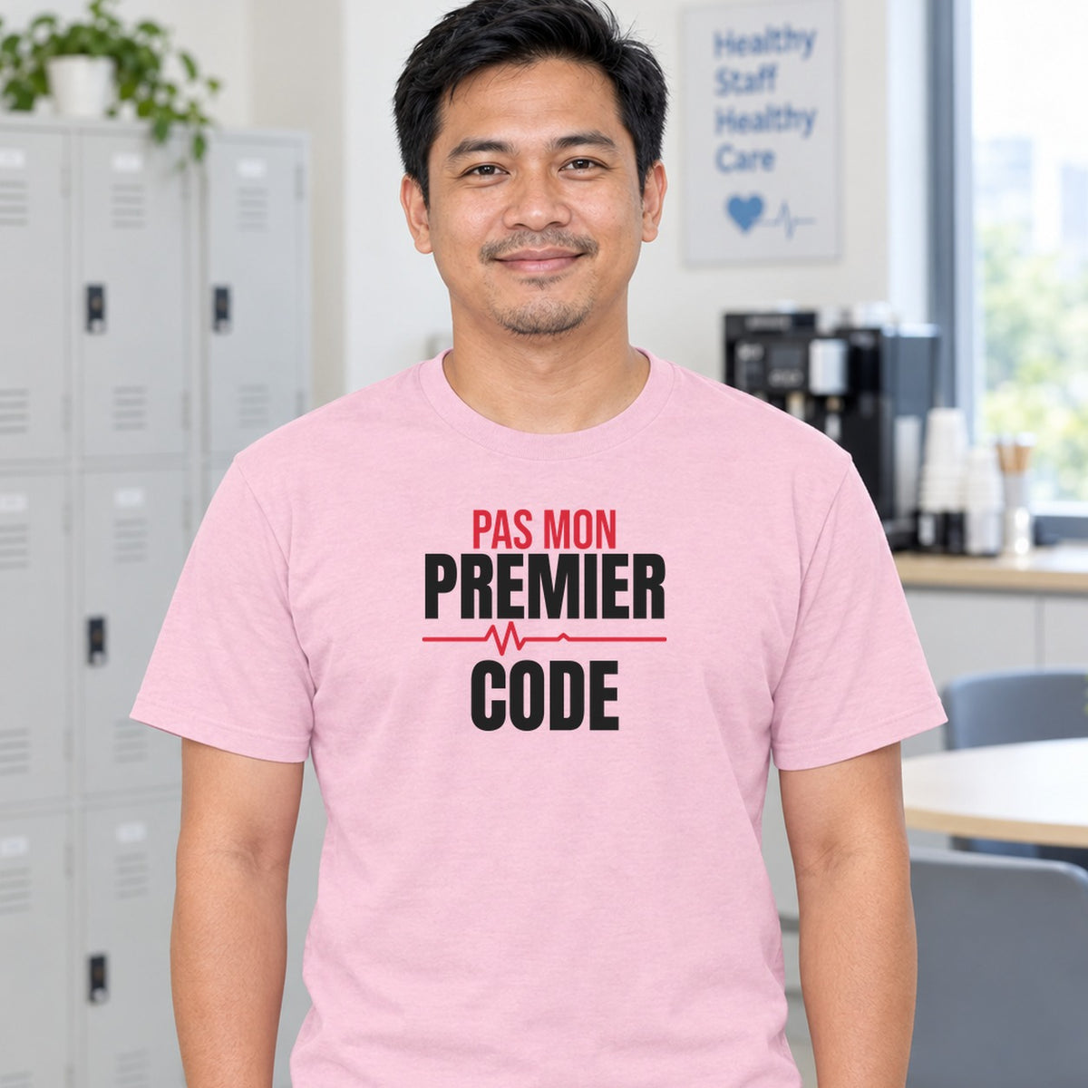Man wearing the light pink Pas mon premier code graphic tee