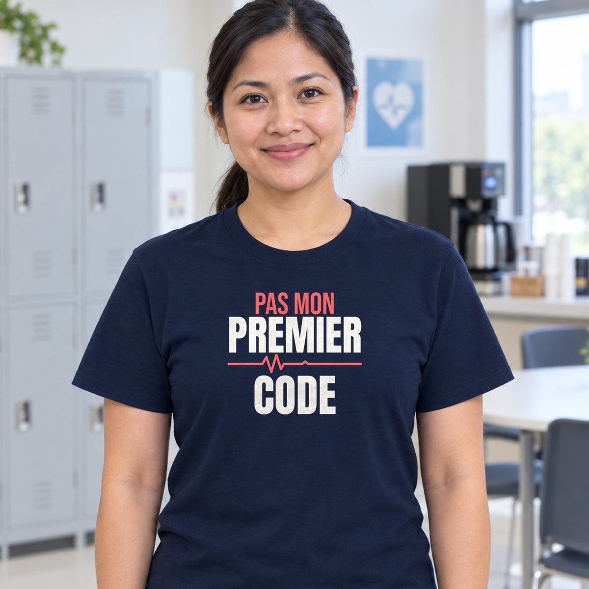 Woman wearing the navy Pas mon premier code graphic tee