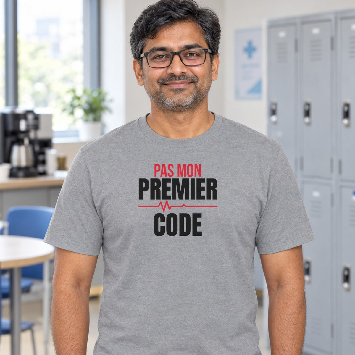 Man wearing the sport grey Pas mon premier code graphic tee