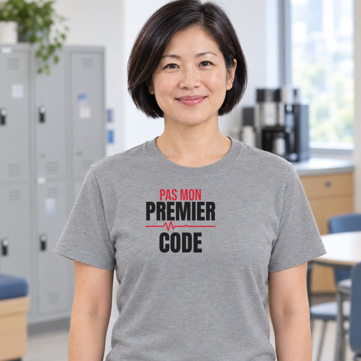 Woman wearing the sport grey Pas mon premier code graphic tee