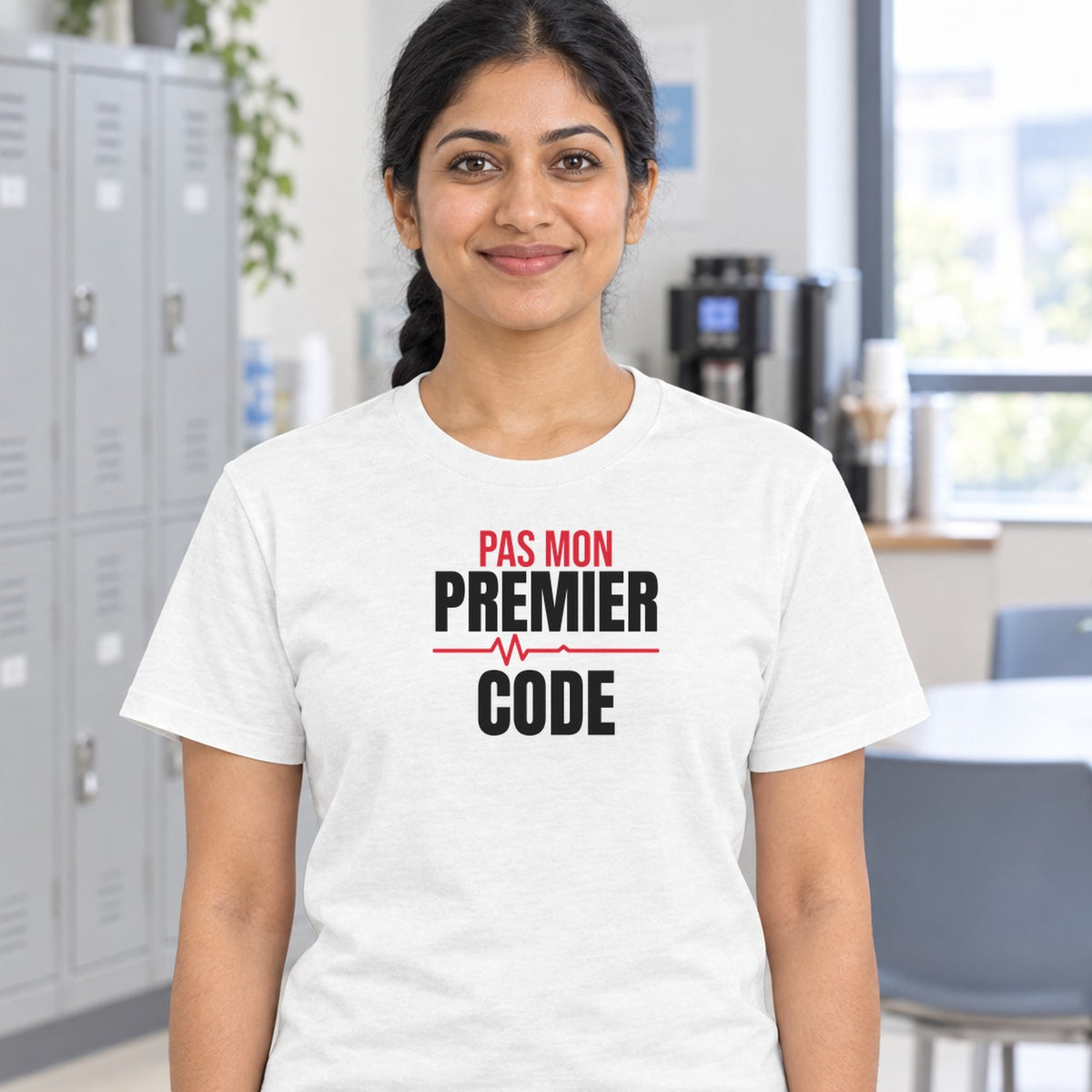 Woman wearing the white Pas mon premier code graphic tee